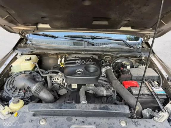 Mazda BT-50 Deluxe 4x2 2.2 AT 2015 - Bán xe bán tải nhập Thái màu vàng đẹp
