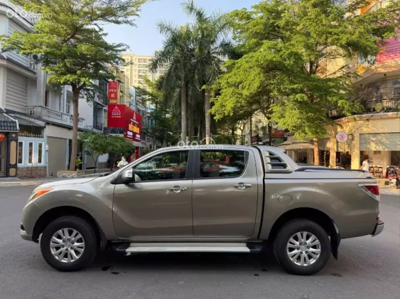 Mazda BT-50 Deluxe 4x2 2.2 AT 2015 - Bán xe bán tải nhập Thái màu vàng đẹp