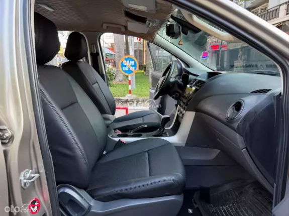 Mazda BT-50 Deluxe 4x2 2.2 AT 2015 - Bán xe bán tải nhập Thái màu vàng đẹp