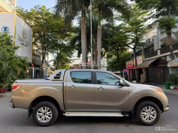Mazda BT-50 Deluxe 4x2 2.2 AT 2015 - Bán xe bán tải nhập Thái màu vàng đẹp