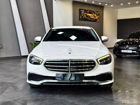 Mercedes-Benz E200 Exclusive 2022 - Xe sang trọng phiên bản cao cấp 2022
