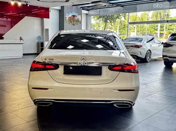 Mercedes-Benz E200 Exclusive 2022 - Xe sang trọng phiên bản cao cấp 2022