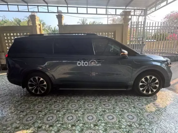Kia Carnival 2.2D Signature 2023 - Xe như mới, bank hỗ trợ cao