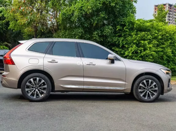 Volvo XC60 B6 Ultimate Bright 2023 - Xe đẹp, bảo hành tới T11/2029