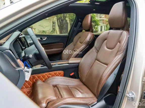 Volvo XC60 B6 Ultimate Bright 2023 - Xe đẹp, bảo hành tới T11/2029