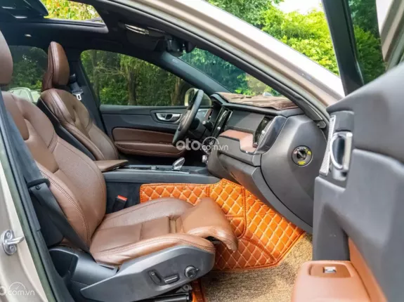 Volvo XC60 B6 Ultimate Bright 2023 - Xe đẹp, bảo hành tới T11/2029