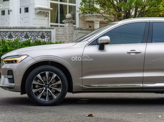 Volvo XC60 B6 Ultimate Bright 2023 - Xe đẹp, bảo hành tới T11/2029