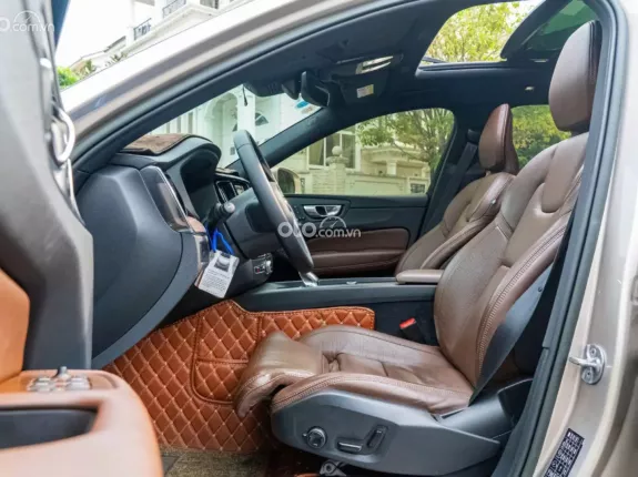 Volvo XC60 B6 Ultimate Bright 2023 - Xe đẹp, bảo hành tới T11/2029