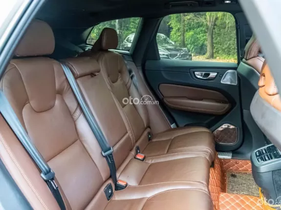 Volvo XC60 B6 Ultimate Bright 2023 - Xe đẹp, bảo hành tới T11/2029