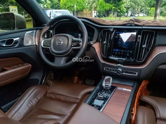 Volvo XC60 B6 Ultimate Bright 2023 - Xe đẹp, bảo hành tới T11/2029
