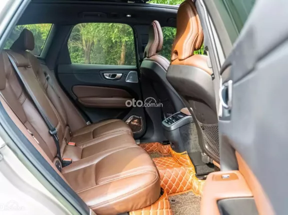 Volvo XC60 B6 Ultimate Bright 2023 - Xe đẹp, bảo hành tới T11/2029