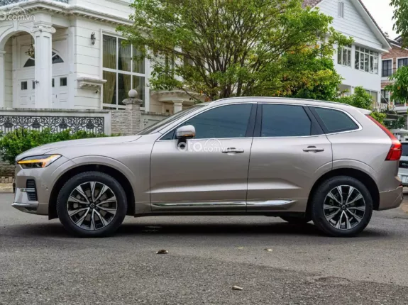 Volvo XC60 B6 Ultimate Bright 2023 - Xe đẹp, bảo hành tới T11/2029