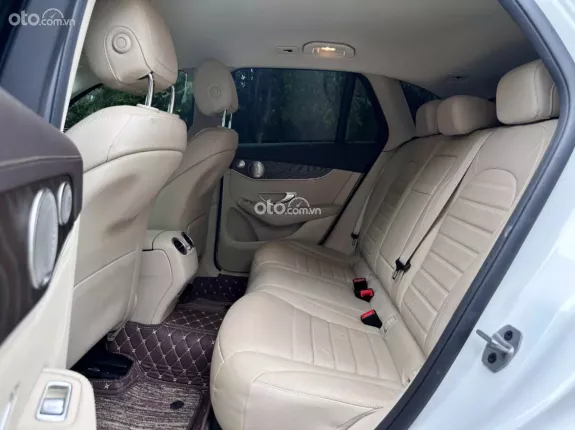 Mercedes-Benz GLC 200 4Matic 2021 - Xe trắng nội thất kem, bảo dưỡng full hãng