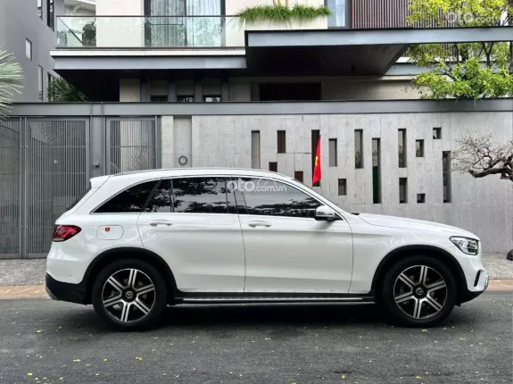 Mercedes-Benz GLC 200 4Matic 2021 - Xe trắng nội thất kem, bảo dưỡng full hãng