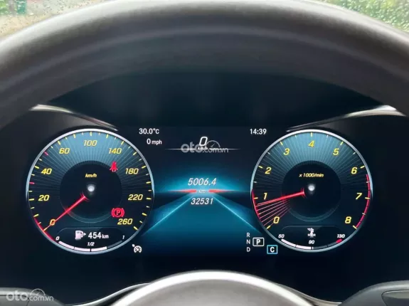 Mercedes-Benz GLC 200 4Matic 2021 - Xe trắng nội thất kem, bảo dưỡng full hãng