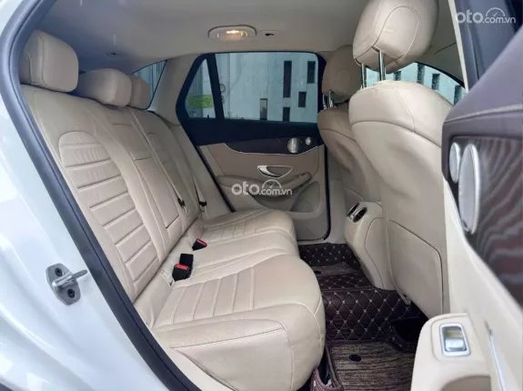 Mercedes-Benz GLC 200 4Matic 2021 - Xe trắng nội thất kem, bảo dưỡng full hãng