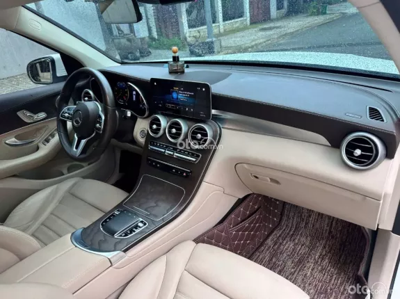 Mercedes-Benz GLC 200 4Matic 2021 - Xe trắng nội thất kem, bảo dưỡng full hãng