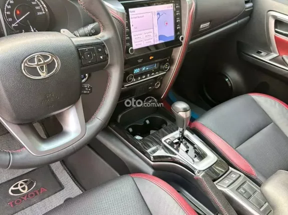 Toyota Fortuner 2.4 AT 4x2 Legender 2021 - SUV 7 chỗ phiên bản thể thao