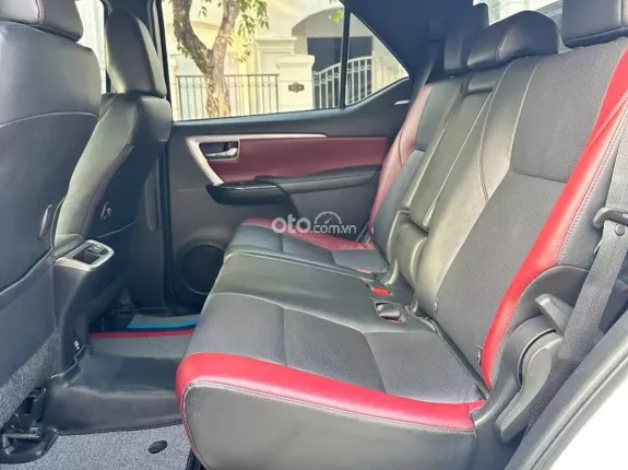 Toyota Fortuner 2.4 AT 4x2 Legender 2021 - SUV 7 chỗ phiên bản thể thao