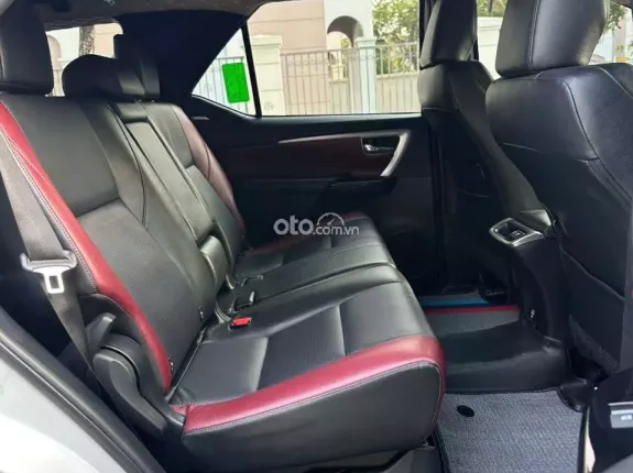 Toyota Fortuner 2.4 AT 4x2 Legender 2021 - SUV 7 chỗ phiên bản thể thao