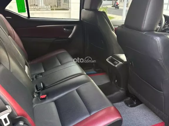 Toyota Fortuner 2.4 AT 4x2 Legender 2021 - SUV 7 chỗ phiên bản thể thao