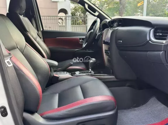 Toyota Fortuner 2.4 AT 4x2 Legender 2021 - SUV 7 chỗ phiên bản thể thao