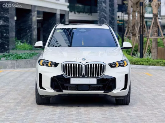 BMW X5 xDrive40i Msport 2024 - Xe màu trắng nội thất nâu