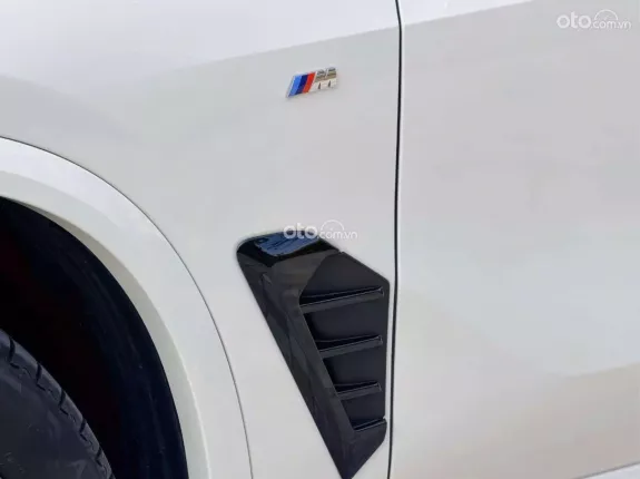BMW X5 xDrive40i Msport 2024 - Xe màu trắng nội thất nâu