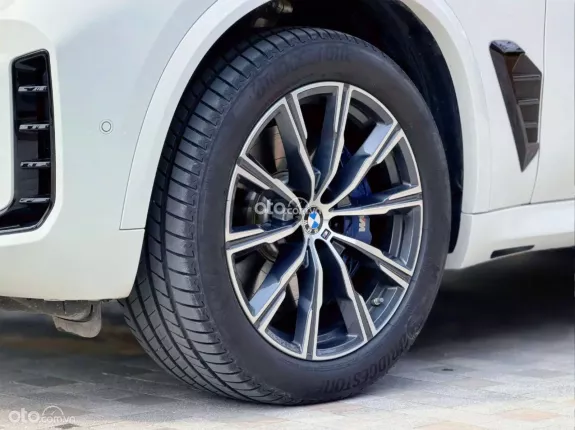 BMW X5 xDrive40i Msport 2024 - Xe màu trắng nội thất nâu