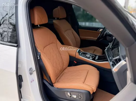 BMW X5 xDrive40i Msport 2024 - Xe màu trắng nội thất nâu