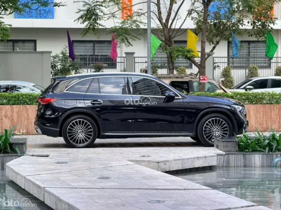Mercedes-Benz GLC 300 4Matic 2023 - Xe đẹp nội thất nâu, giá cực tốt