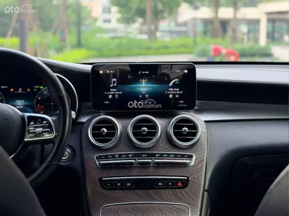Mercedes-Benz GLC 200 4Matic 2019 - Xe màu đỏ, nội thất đen