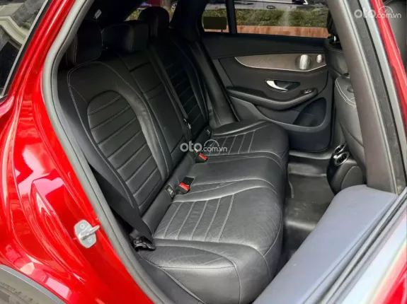 Mercedes-Benz GLC 200 4Matic 2019 - Xe màu đỏ, nội thất đen