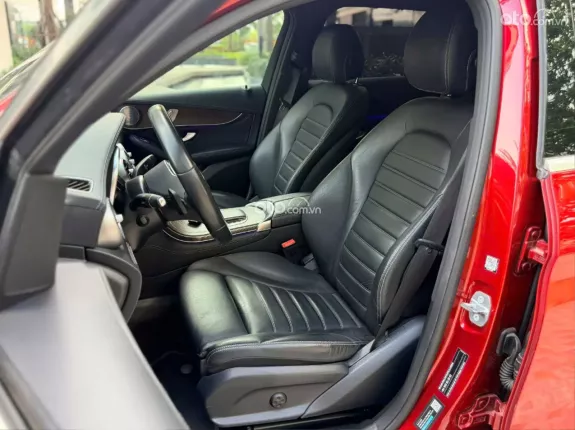 Mercedes-Benz GLC 200 4Matic 2019 - Xe màu đỏ, nội thất đen