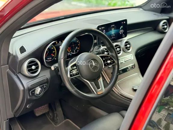 Mercedes-Benz GLC 200 4Matic 2019 - Xe màu đỏ, nội thất đen