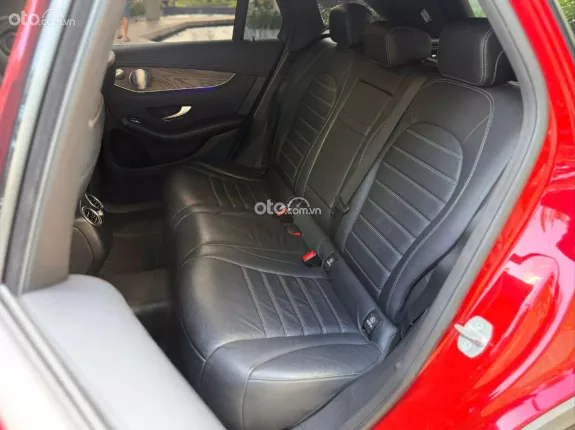 Mercedes-Benz GLC 200 4Matic 2019 - Xe màu đỏ, nội thất đen
