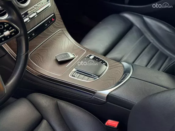 Mercedes-Benz GLC 200 4Matic 2019 - Xe màu đỏ, nội thất đen
