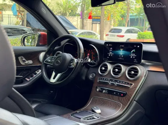 Mercedes-Benz GLC 200 4Matic 2019 - Xe màu đỏ, nội thất đen