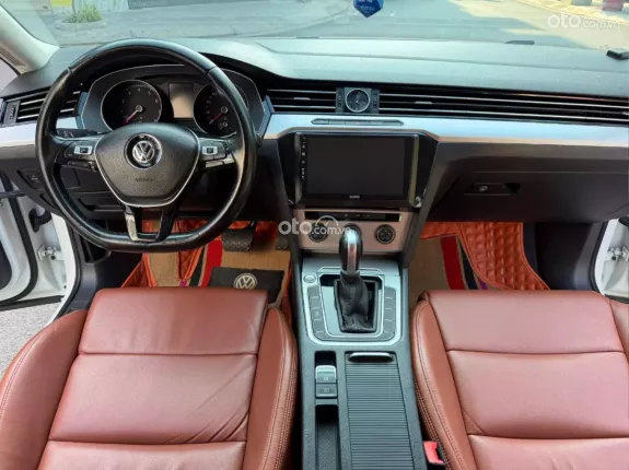 Volkswagen Passat 1.8 TSI Blue Motion 2016 - Xe sedan cao cấp, trang bị tiện nghi vượt trội