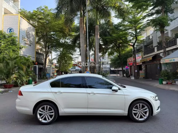 Volkswagen Passat 1.8 TSI Blue Motion 2016 - Xe sedan cao cấp, trang bị tiện nghi vượt trội