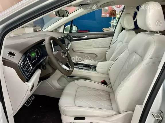 Volkswagen Viloran Luxury 2026 - Màu Bạc hot 1 deal Giá đặc biệt trong tháng 5/2026