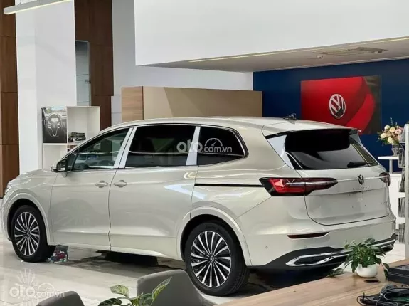Volkswagen Viloran Luxury 2026 - Màu Bạc hot 1 deal Giá đặc biệt trong tháng 5/2026