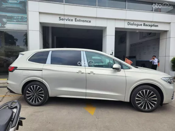 Volkswagen Viloran Luxury 2026 - Màu Bạc hot 1 deal Giá đặc biệt trong tháng 5/2026