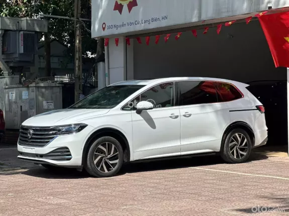 Volkswagen Viloran Premium 2024 - Xe màu trắng, nội thất kem cực mới, giá tốt thương lượng