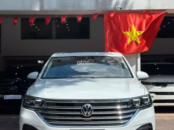 Volkswagen Viloran Premium 2024 - Xe màu trắng, nội thất kem cực mới, giá tốt thương lượng