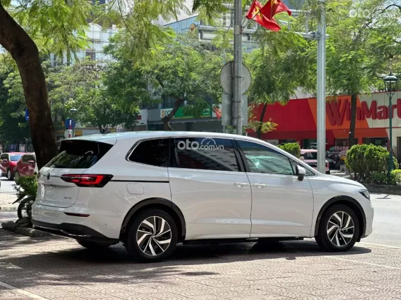 Volkswagen Viloran Premium 2024 - Xe màu trắng, nội thất kem cực mới, giá tốt thương lượng