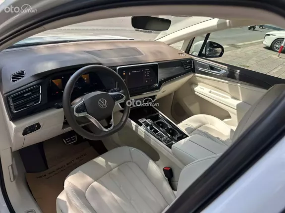 Volkswagen Viloran Premium 2024 - Xe màu trắng, nội thất kem cực mới, giá tốt thương lượng