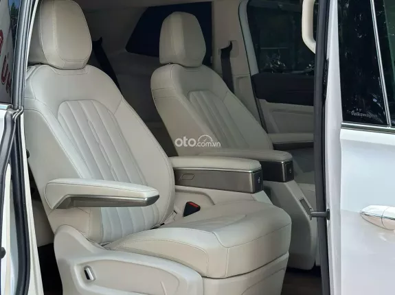 Volkswagen Viloran Premium 2024 - Xe màu trắng, nội thất kem cực mới, giá tốt thương lượng