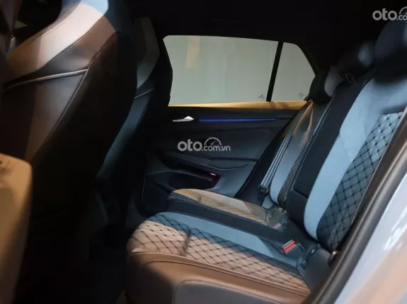 Volkswagen Golf 2026 - Khuyến mãi tháng 5/2026 phiên bản Golf 1.5 r-line 1 năm bảo hiểm + 2 năm bảo dưỡng + dán phim
