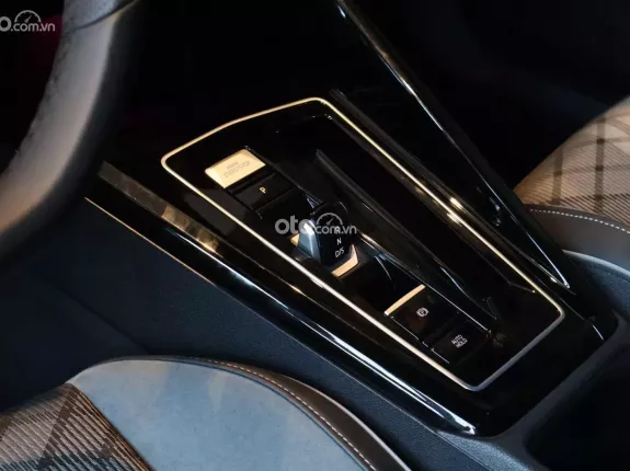 Volkswagen Golf 2026 - Khuyến mãi tháng 5/2026 phiên bản Golf 1.5 r-line 1 năm bảo hiểm + 2 năm bảo dưỡng + dán phim